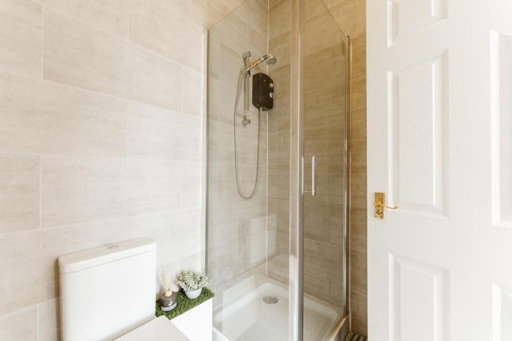 Spacious Ensuite Room Near Top Tourist Attractions Лондон Экстерьер фото